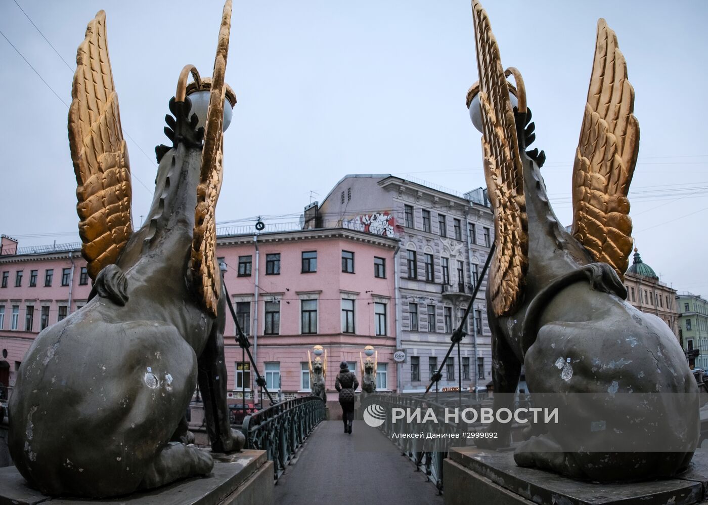 Статуи грифонов на Банковском мосту в Санкт-Петербурге