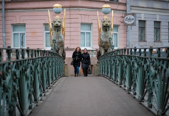 Статуи грифонов на Банковском мосту в Санкт-Петербурге