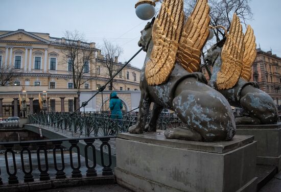 Статуи грифонов на Банковском мосту в Санкт-Петербурге