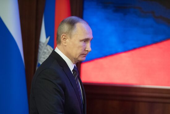 Президент РФ В. Путин принял участие в заседании расширенной коллегии Минобороры РФ