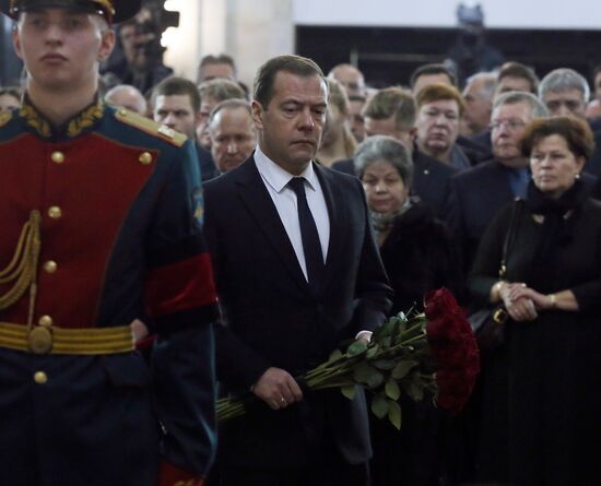 Премьер-министр РФ Д. Медведев на церемонии прощания с российским послом в Турции А. Карловым