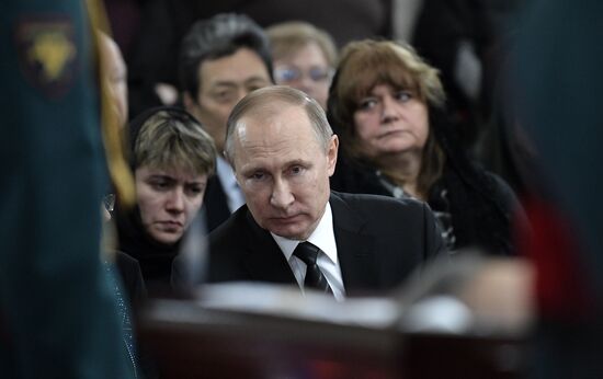 Президент РФ В. Путин и премьер-министр РФ Д. Медведев на церемонии прощания с российским послом в Турции А. Карловым