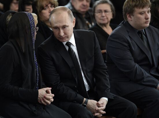 Президент РФ В. Путин и премьер-министр РФ Д. Медведев на церемонии прощания с российским послом в Турции А. Карловым