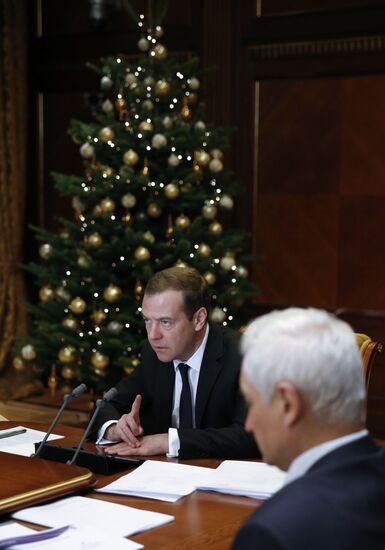 Премьер-министр РФ Д. Медведев проводит совещание о проекте Энергетической стратегии России на период до 2035 года