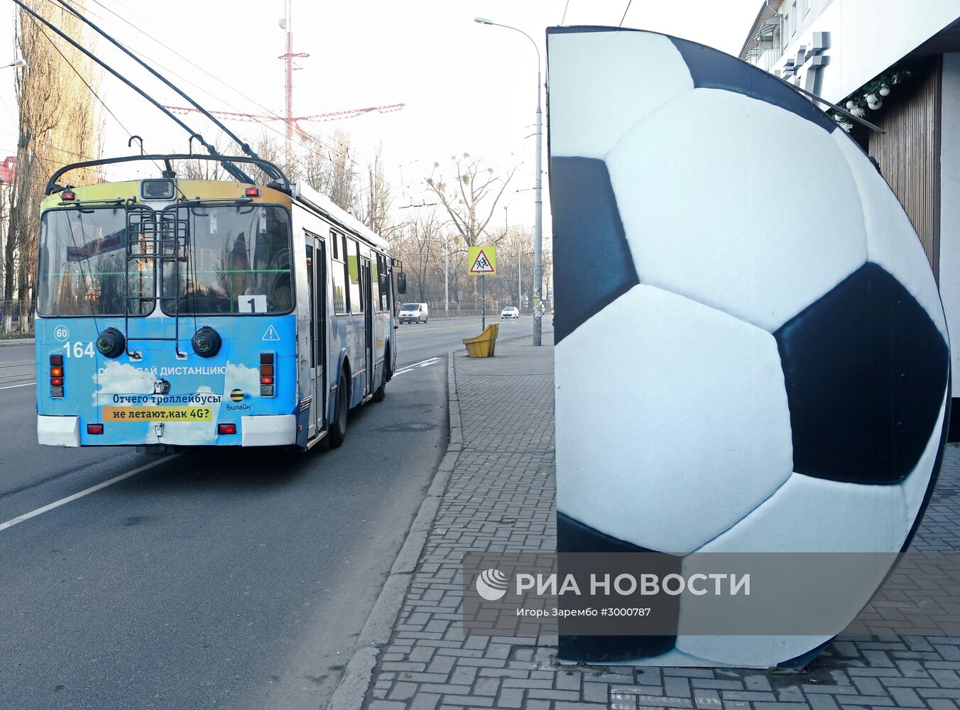 В Калининграде к ЧМ-2018 появились остановки в виде футбольных мячей