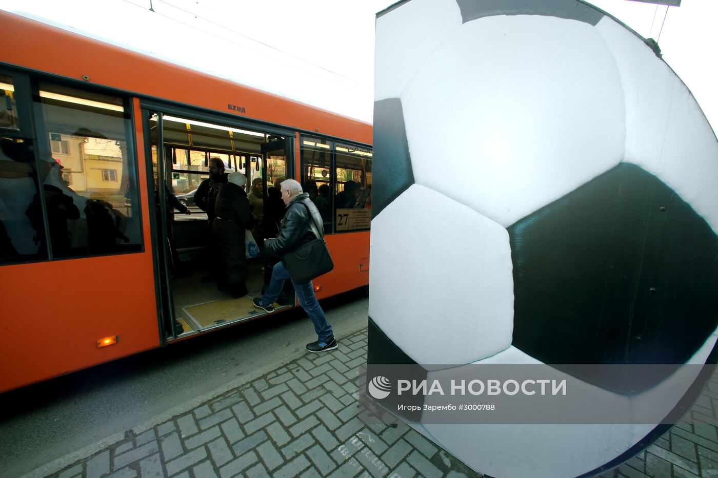В Калининграде к ЧМ-2018 появились остановки в виде футбольных мячей