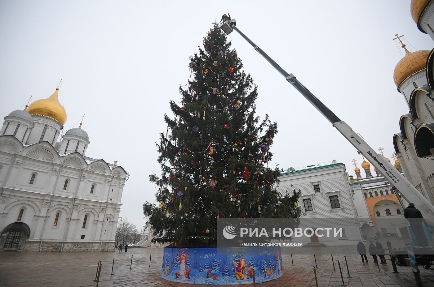 Украшение Новогодней елки на Соборной площади Кремля