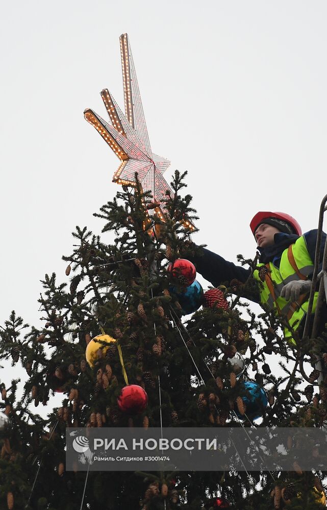 Украшение новогодней елки на Соборной площади Кремля