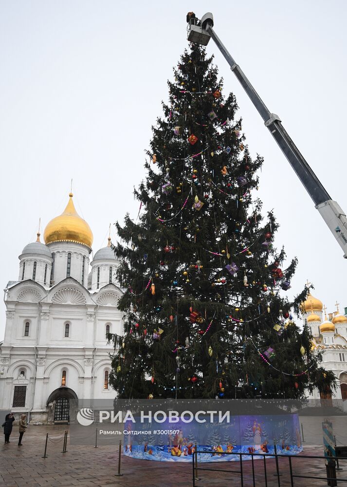 Украшение новогодней елки на Соборной площади Кремля