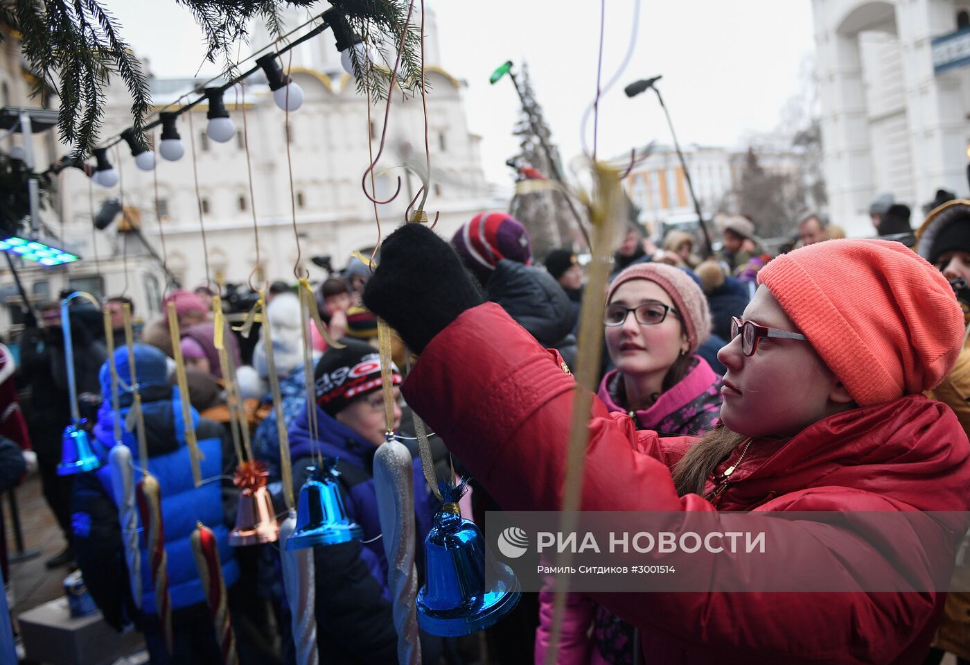 Украшение новогодней елки на Соборной площади Кремля