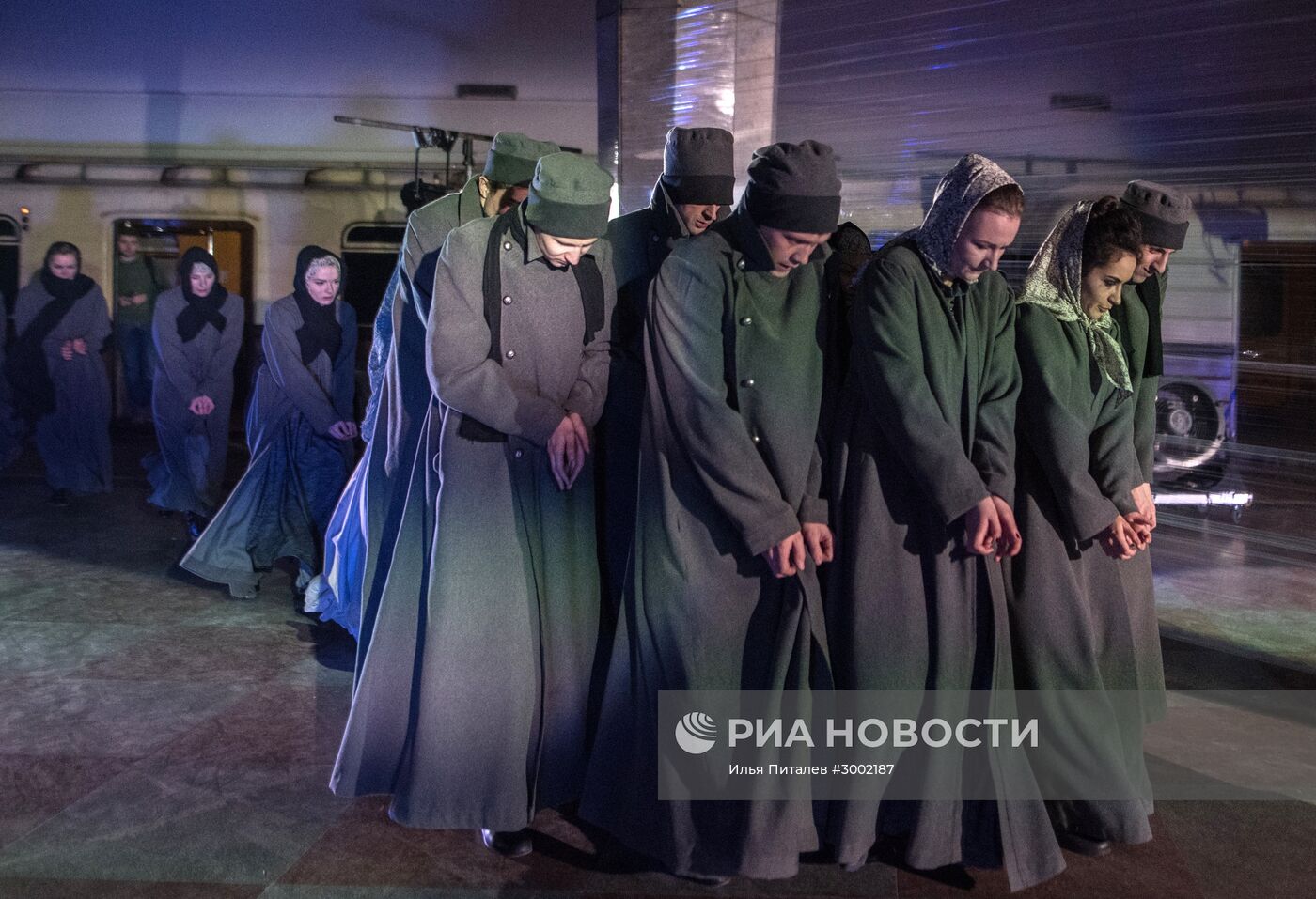 Постановка спектакля "Воскресение" на станции метро "Кропоткинская"