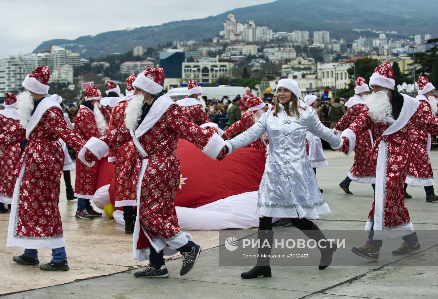 Парад Дедов Морозов в городах России
