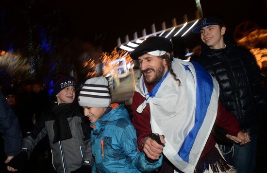 Церемония зажжения ханукальной свечи на площади Революции в Москве