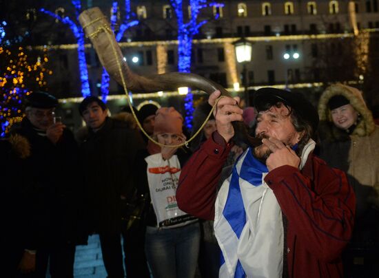 Церемония зажжения ханукальной свечи на площади Революции в Москве