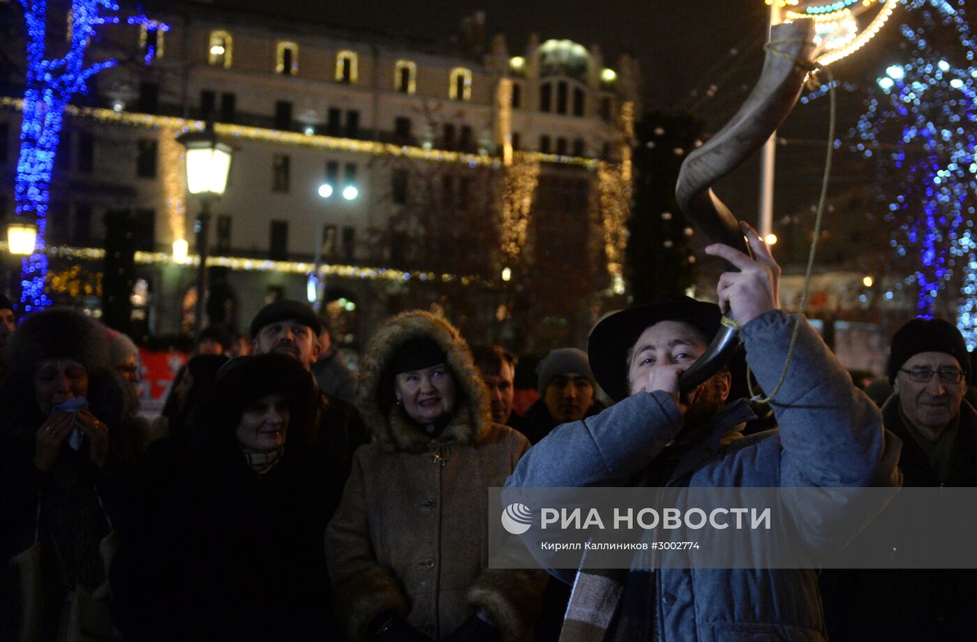 Церемония зажжения ханукальной свечи на площади Революции в Москве