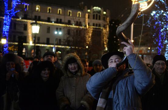 Церемония зажжения ханукальной свечи на площади Революции в Москве