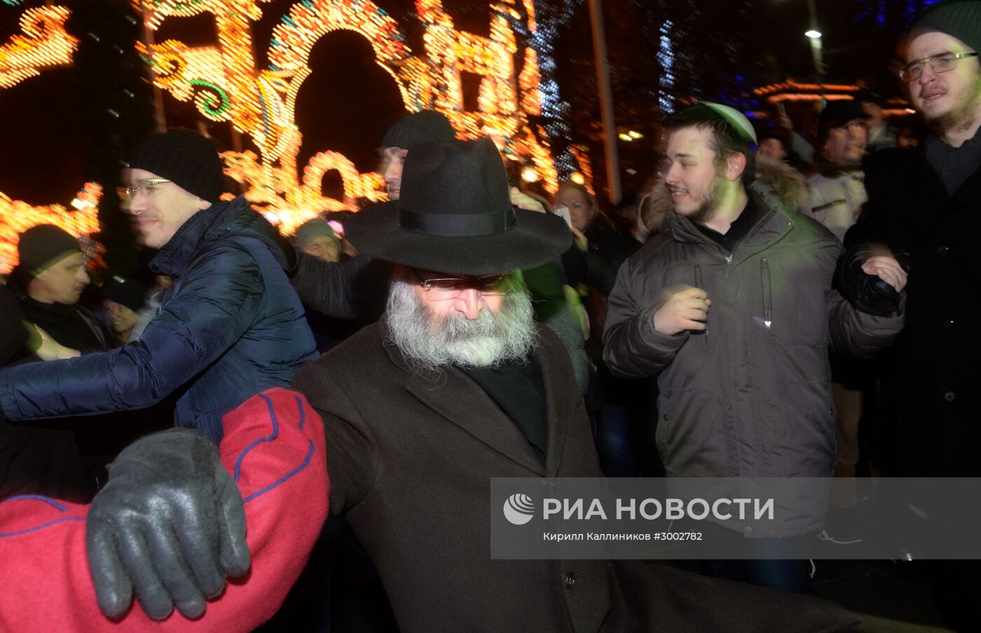 Церемония зажжения ханукальной свечи на площади Революции в Москве