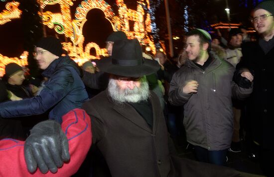 Церемония зажжения ханукальной свечи на площади Революции в Москве