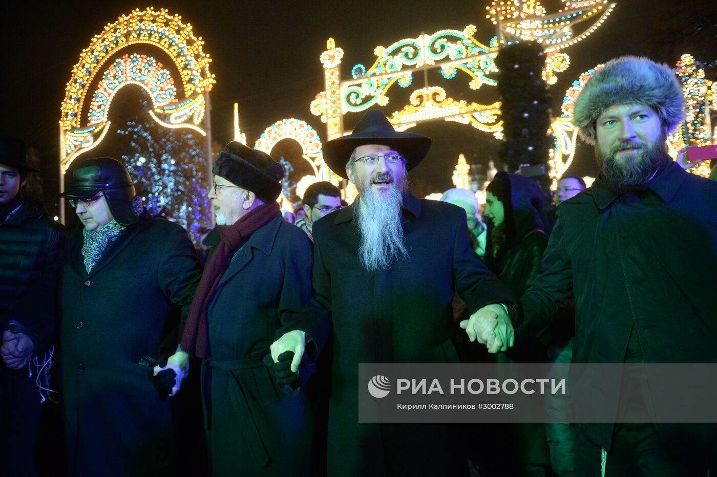 Церемония зажжения ханукальной свечи на площади Революции в Москве