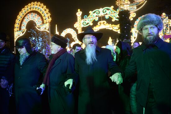 Церемония зажжения ханукальной свечи на площади Революции в Москве