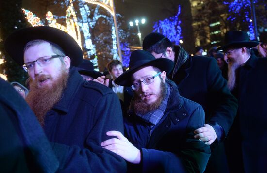 Церемония зажжения ханукальной свечи на площади Революции в Москве