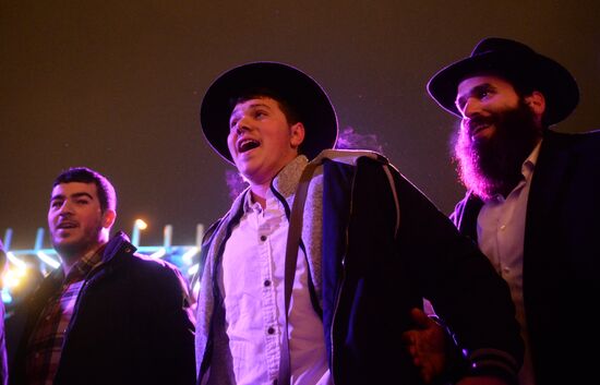 Церемония зажжения ханукальной свечи на площади Революции в Москве