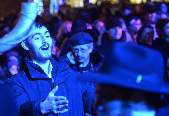 Церемония зажжения ханукальной свечи на площади Революции в Москве