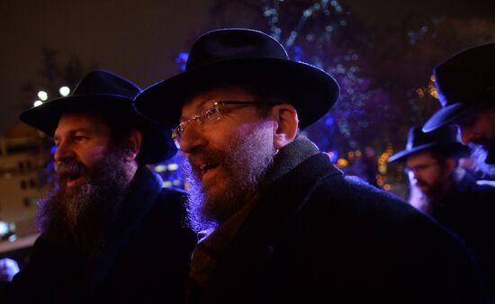 Церемония зажжения ханукальной свечи на площади Революции в Москве