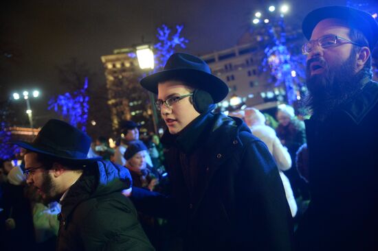 Церемония зажжения ханукальной свечи на площади Революции в Москве