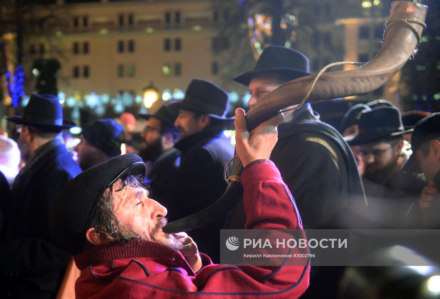 Церемония зажжения ханукальной свечи на площади Революции в Москве