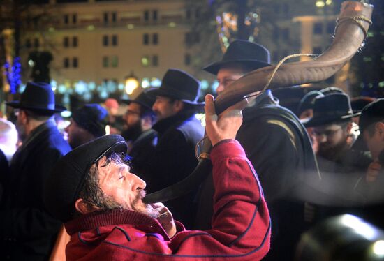 Церемония зажжения ханукальной свечи на площади Революции в Москве