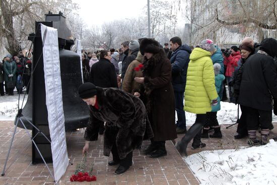 Траурный митинг в Донецке по погибшим пассажирам самолета Ту-154