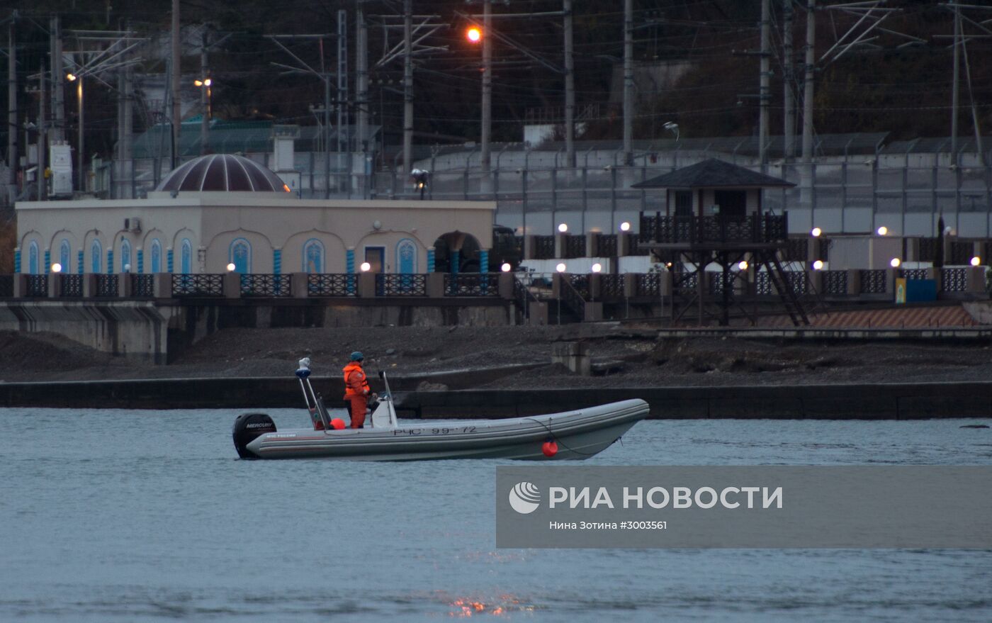 Продолжаются поиски тел погибших в авиакатастрофе Ту-154 в Сочи