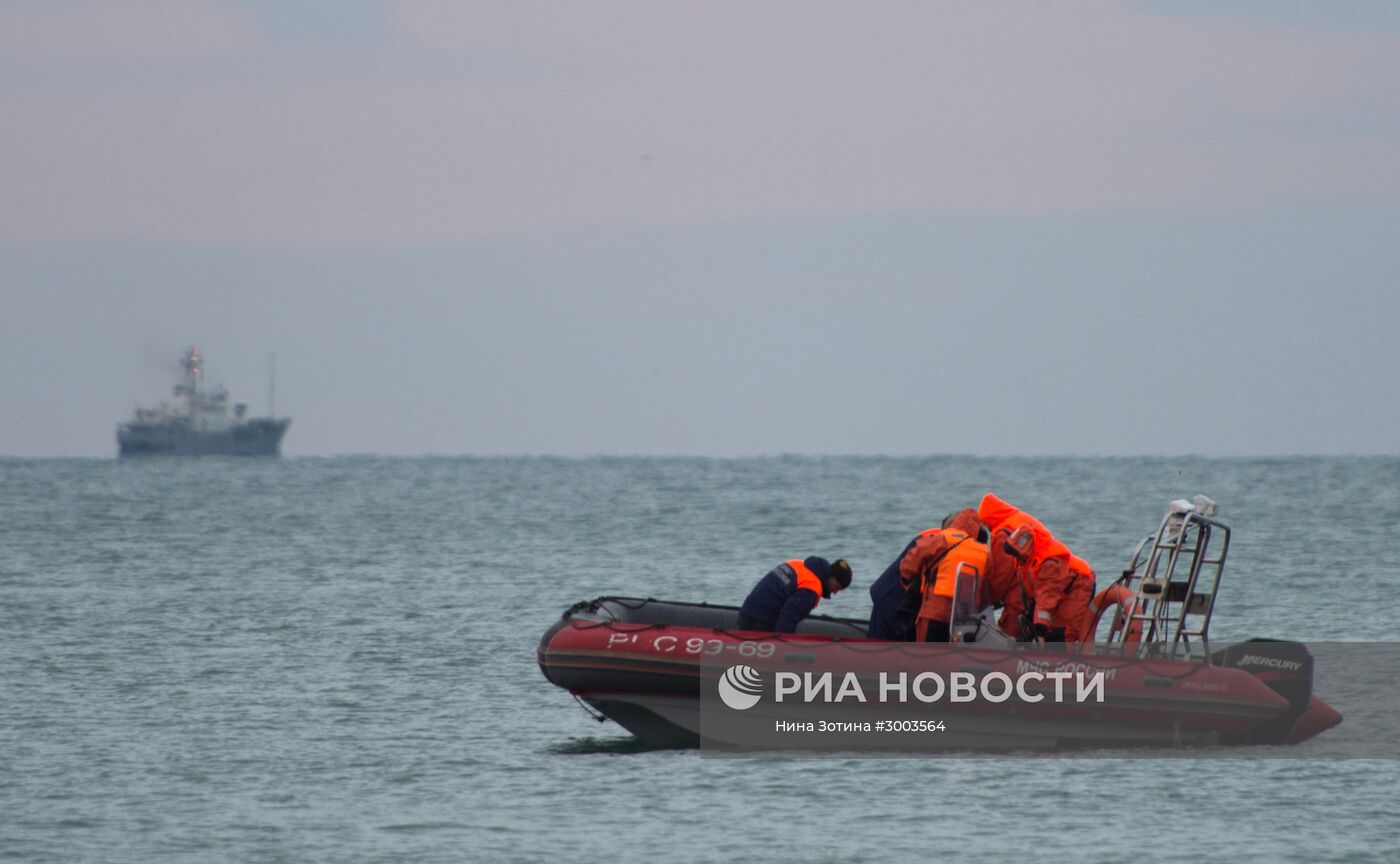 Продолжаются поиски тел погибших в авиакатастрофе Ту-154 в Сочи