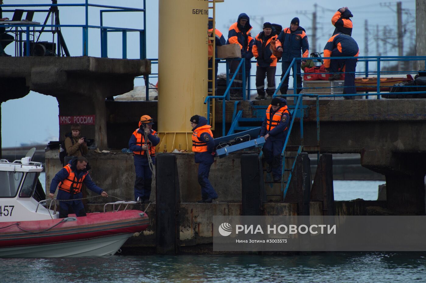 Продолжаются поиски тел погибших в авиакатастрофе Ту-154 в Сочи