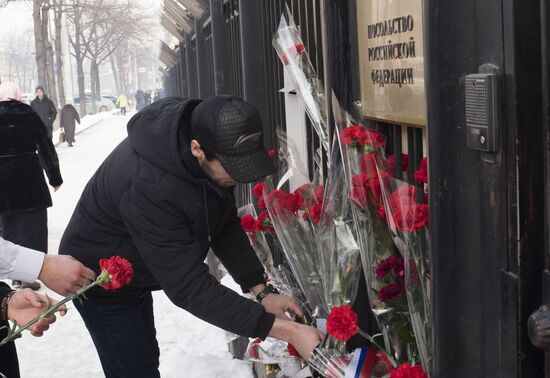 Цветы у посольства РФ в Киргизии в память о погибших в авиакатастрофе ТУ-154 в Сочи