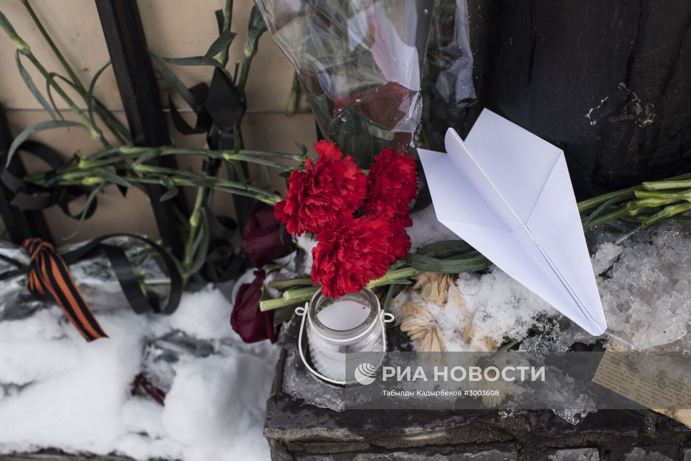 Цветы у посольства РФ в Киргизии в память о погибших в авиакатастрофе ТУ-154 в Сочи