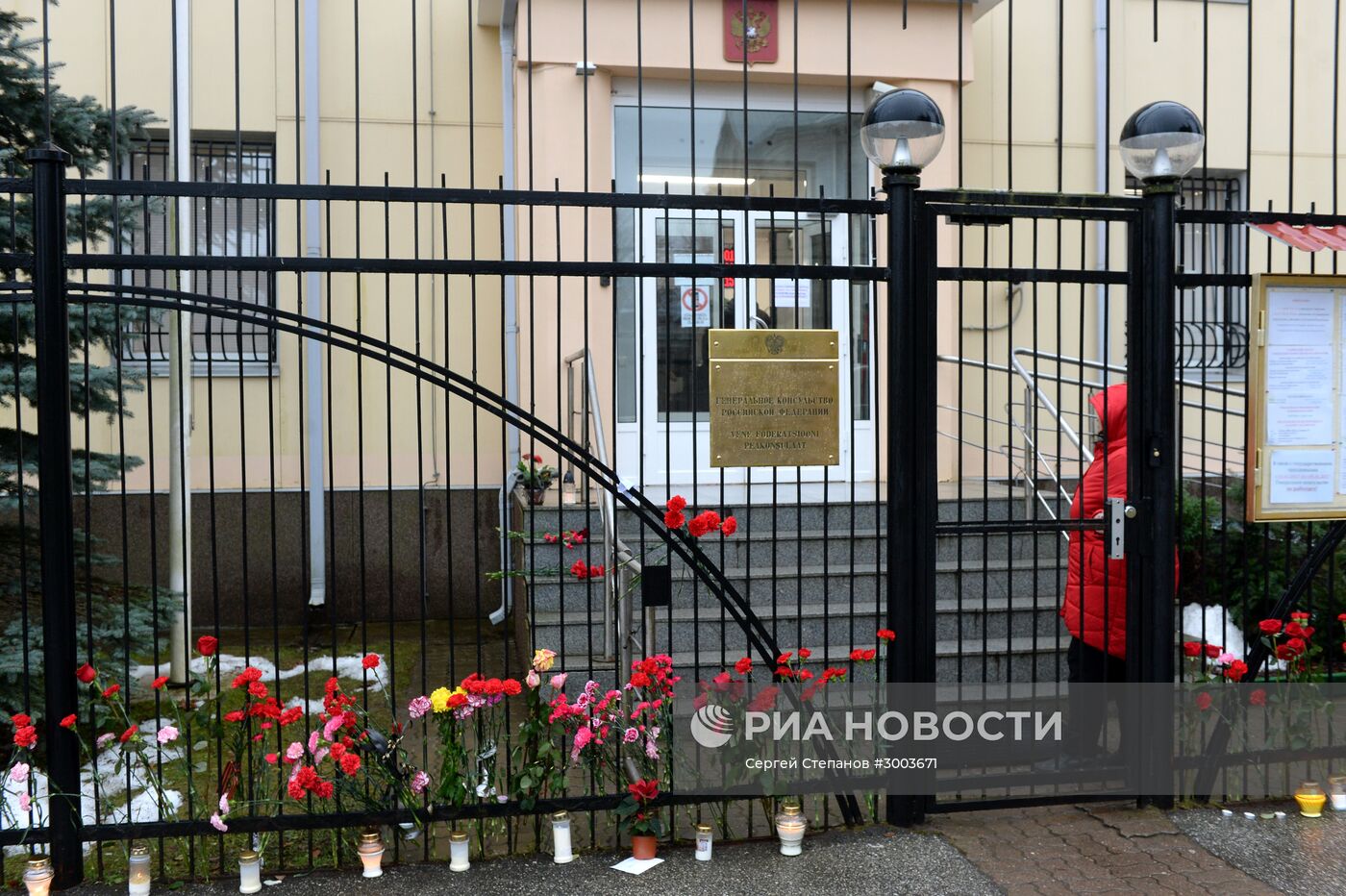 Люди несут цветы к Генконсульству РФ в Эстонии в память о жертвах крушения ТУ-154 в Сочи