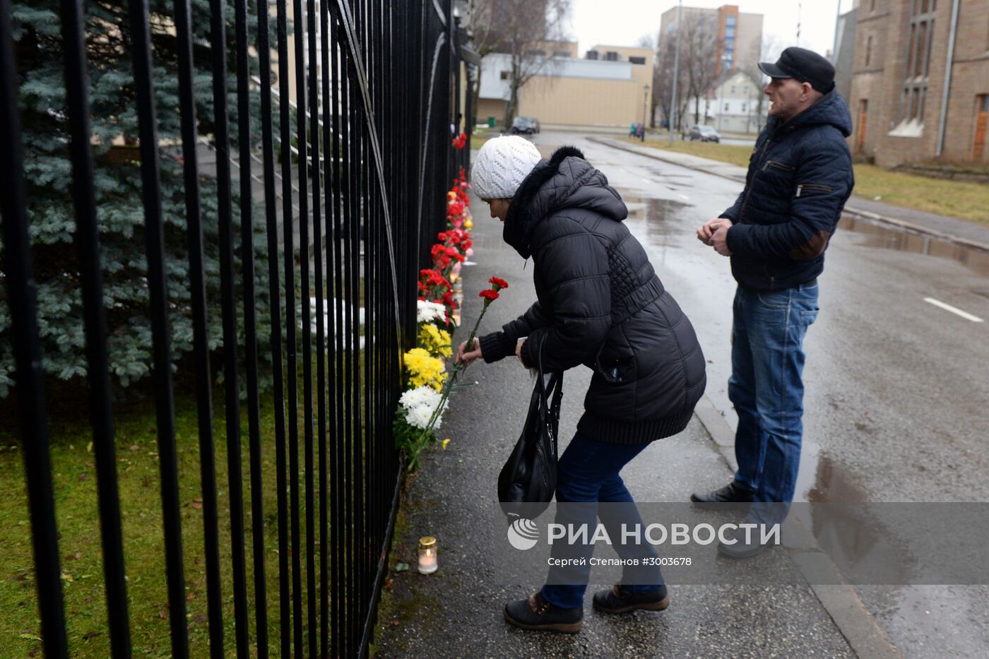 Люди несут цветы к Генконсульству РФ в Эстонии в память о жертвах крушения ТУ-154 в Сочи