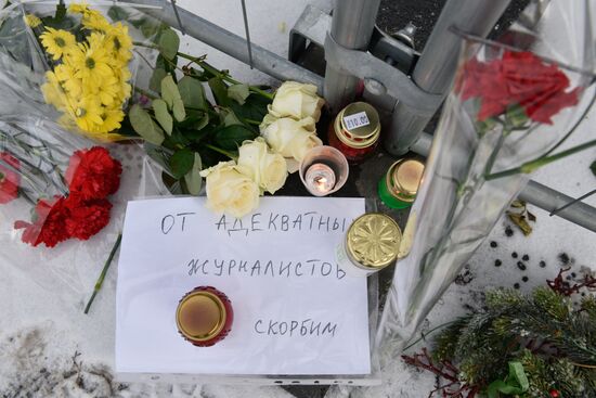 Цветы у посольства РФ в Киеве в память о погибших в авиакатастрофе в Сочи