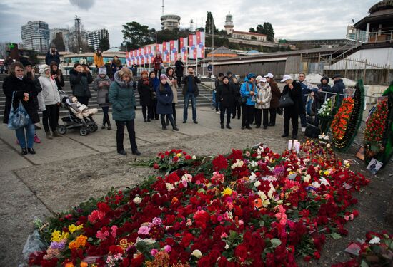В Сочи жители города несут цветы и свечи к площади Южного мола морского порта