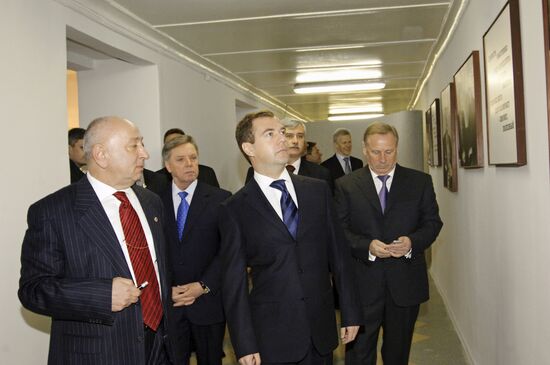 Посещение Д.Медведевым института ядерных исследований в Дубне