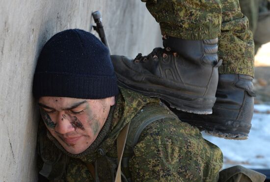 Тренировка бойцов разведывательной роты мотострелковой бригады 5-й общевойсковой армии в Приморском крае
