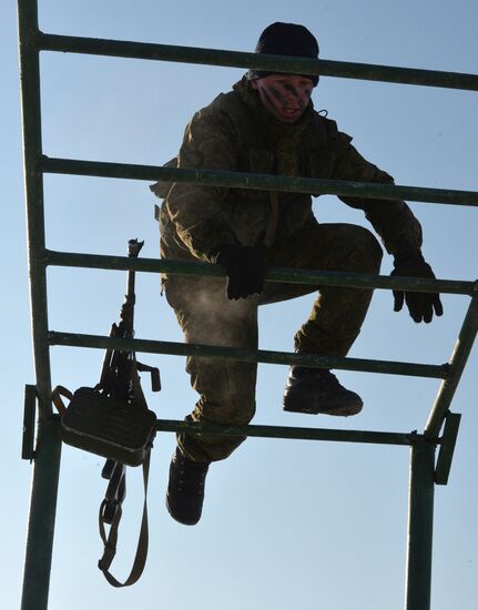 Тренировка бойцов разведывательной роты мотострелковой бригады 5-й общевойсковой армии в Приморском крае