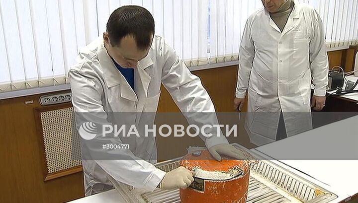 Первый "черный ящик" разбившегося самолета Ту-154 доставлен в лабораторию для расшифровки