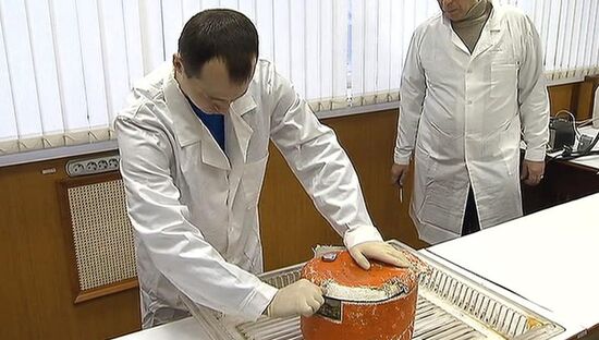 Первый "черный ящик" разбившегося самолета Ту-154 доставлен в лабораторию для расшифровки