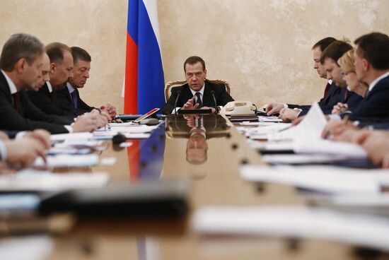 Премьер-министр РФ Д. Медведев провел совещание о мерах по обеспечению сбалансированности региональных и местных бюджетов