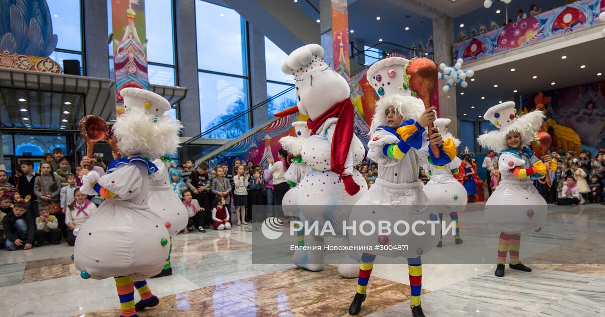 Новогодние представления в москве 2024. Новогодние представления для детей в Москве. Новогодние костюмы кремлевской елки. Новогодние представления для детей в Москве 2021. Снеговик и Кремль.