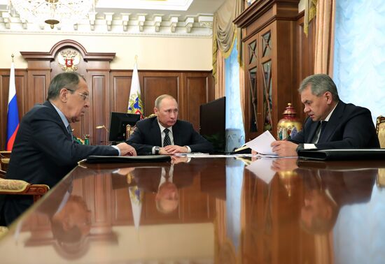 Рабочая встреча президента РФ В. Путина с министром обороны РФ С. Шойгу и главой МИД РФ С. Лавровым
