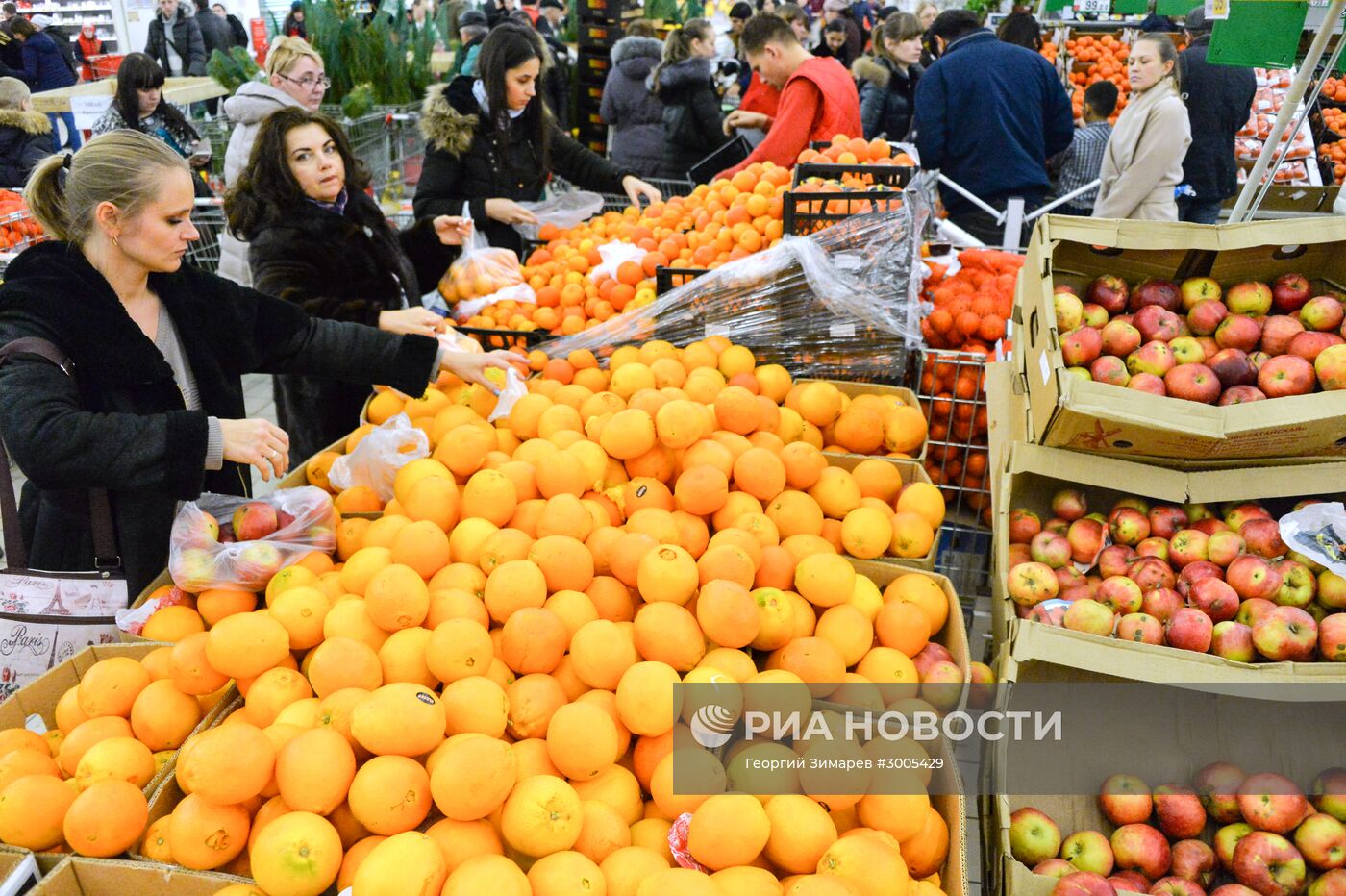 Подготовка к празднованию Нового года в городах России